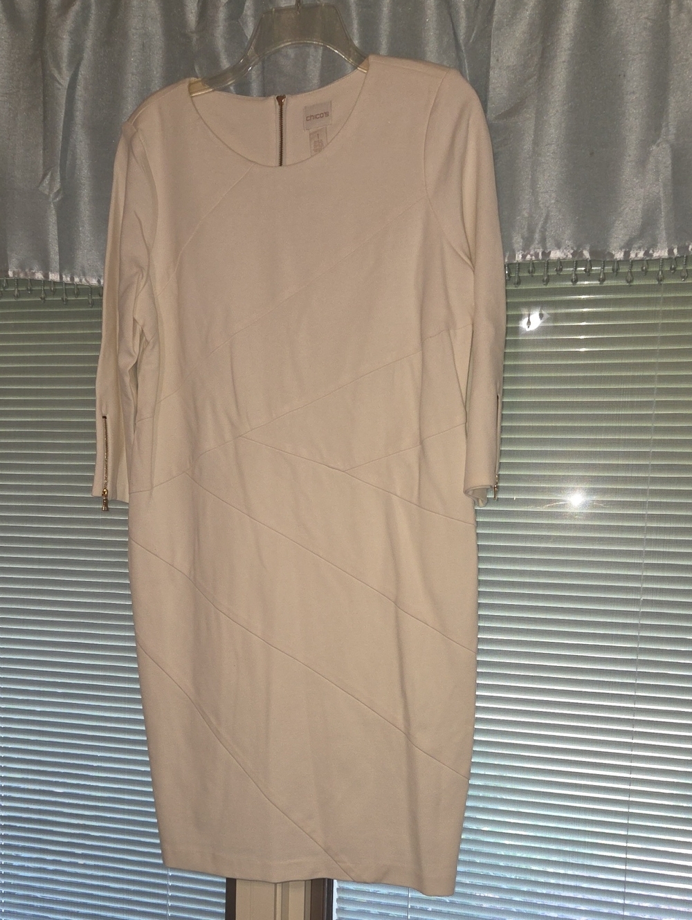 Chico's Size 1 Cream Diagonal Panel Sheath with Zip Sleeve Detail
